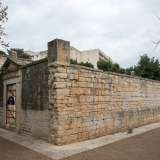 � anche affiancata da un cortiletto cinto da un muro...
